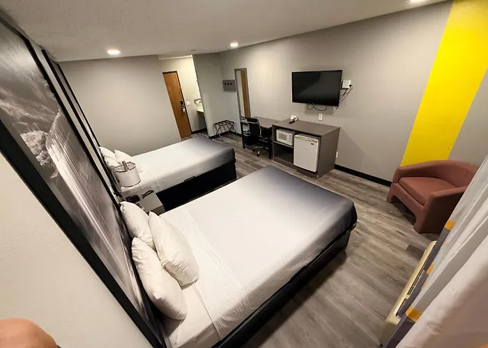 Super 8 By Wyndham Motel Macomb