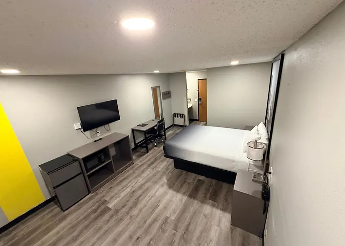 Super 8 By Wyndham Motel