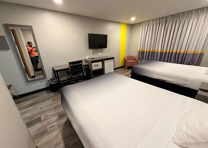 Super 8 By Wyndham Macomb