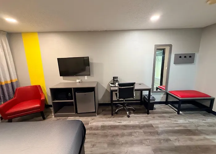Super 8 By Wyndham Motel Macomb