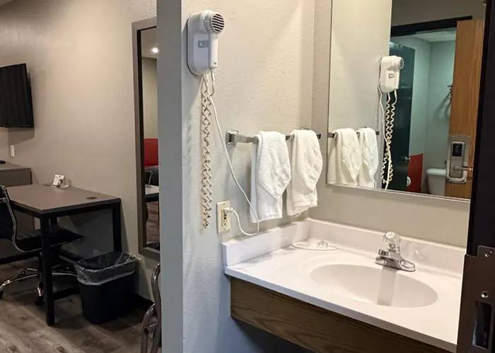 Super 8 By Wyndham Motel