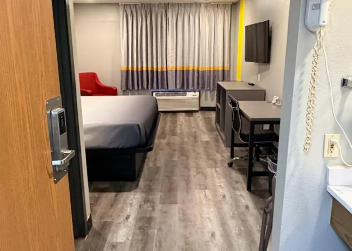 Super 8 By Wyndham Motel Macomb