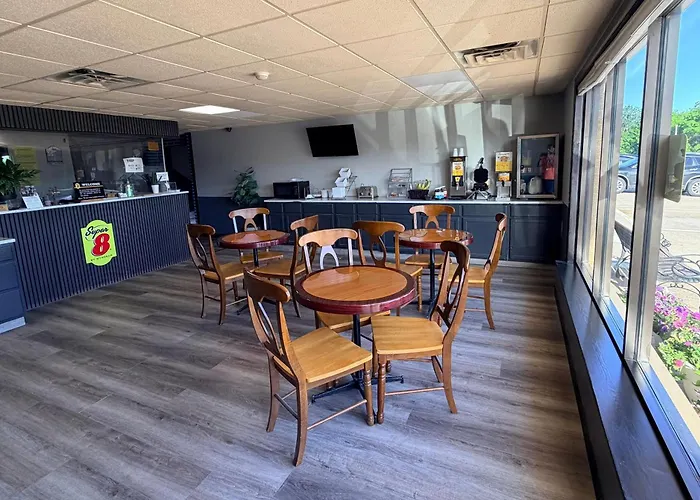 Super 8 By Wyndham Macomb