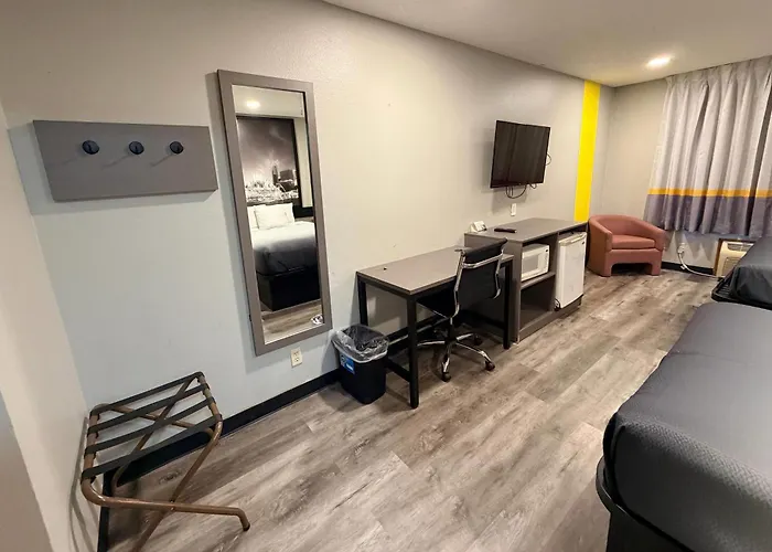 Super 8 By Wyndham Macomb