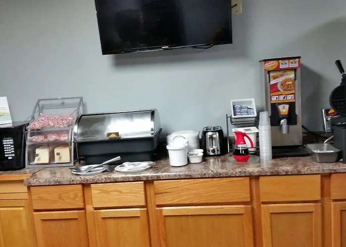 Super 8 By Wyndham Motel Macomb